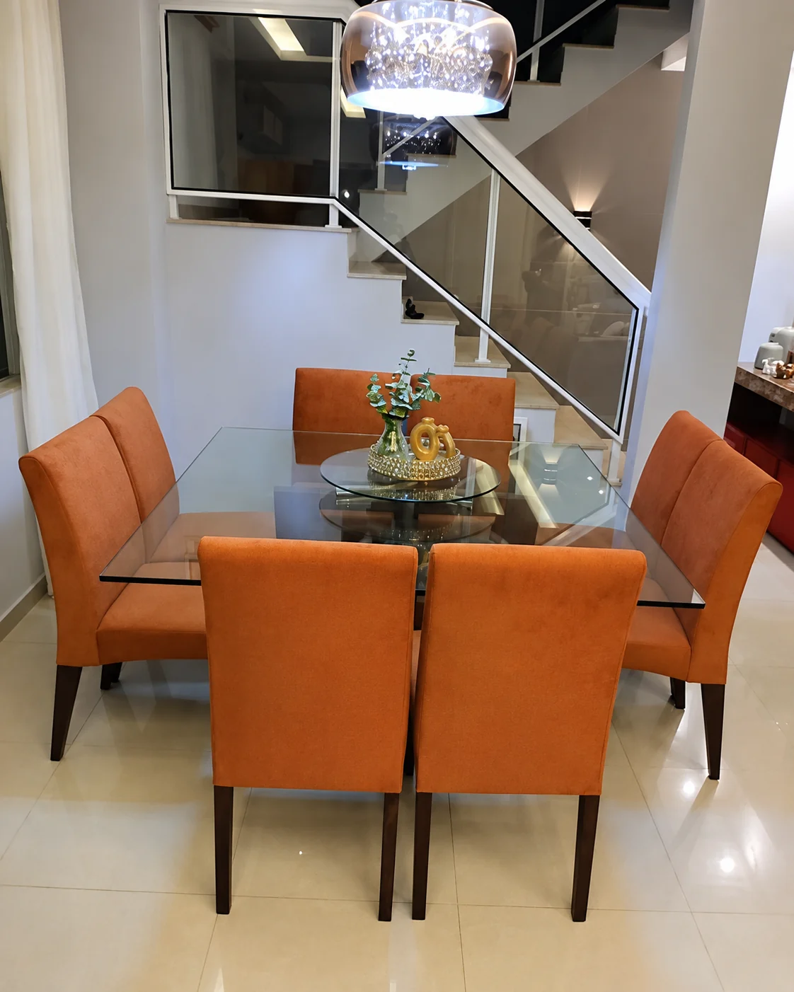 Conjunto de cadeiras laranja em mesa de jantar