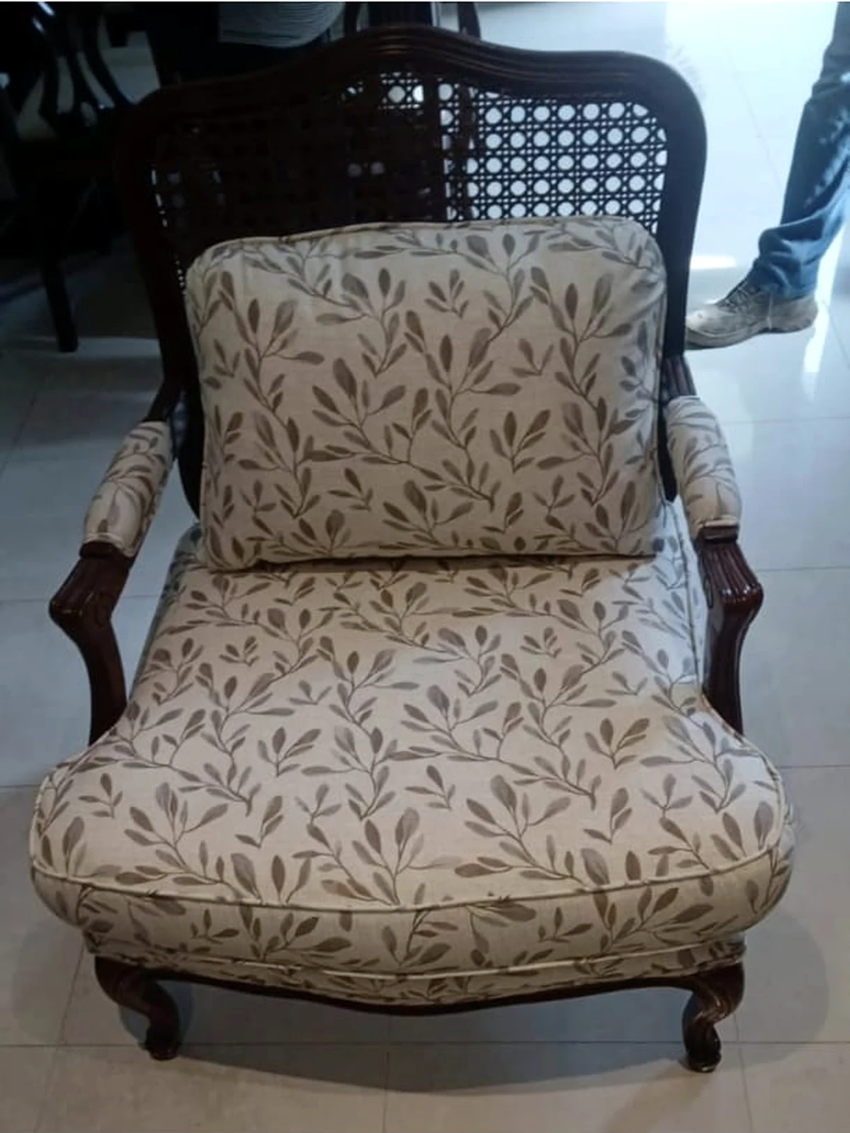 Poltrona clássica com palhinha e tecido de folhas